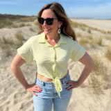 Musselinbluse in cropped Schnitt zum binden. Die Bluse hat kurze Flügelärmel und ist butter yellow.