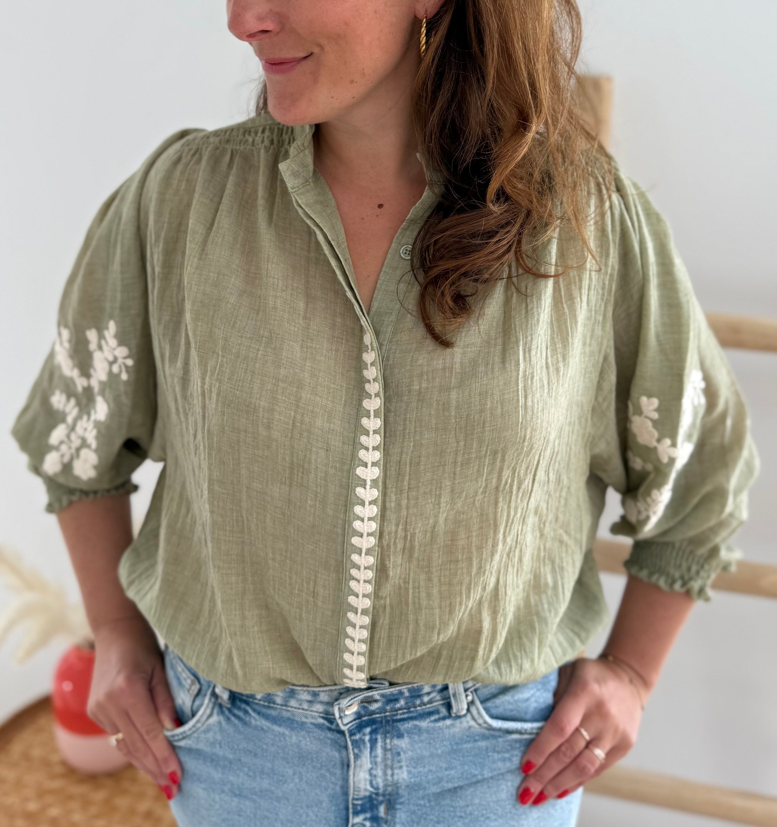 Leichte locker sitzende Baumwollbluse in salbei mit beigen Blumenstickereien an den Ärmeln.