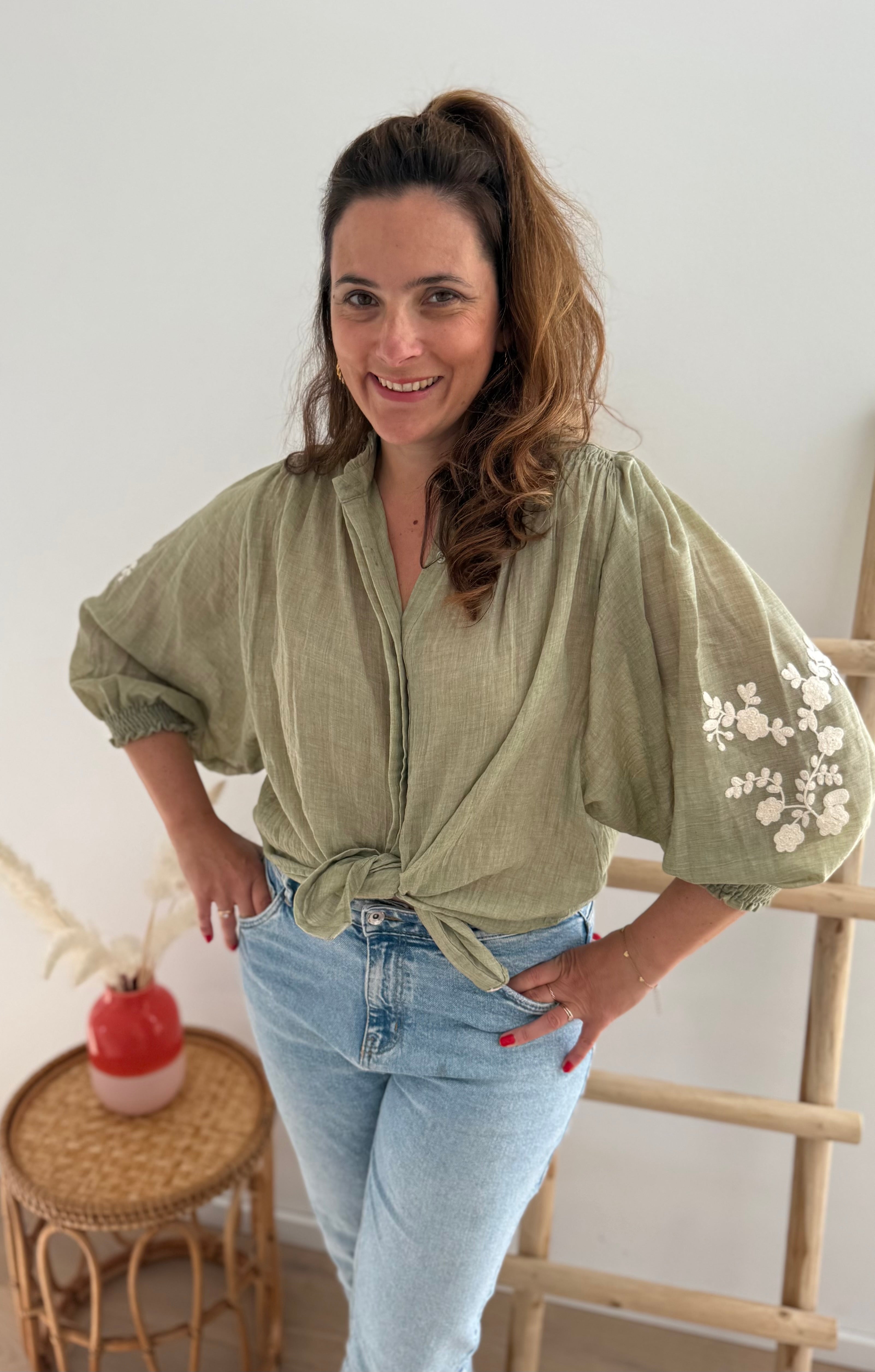 Leichte locker sitzende Baumwollbluse in salbei mit beigen Blumenstickereien an den Ärmeln.