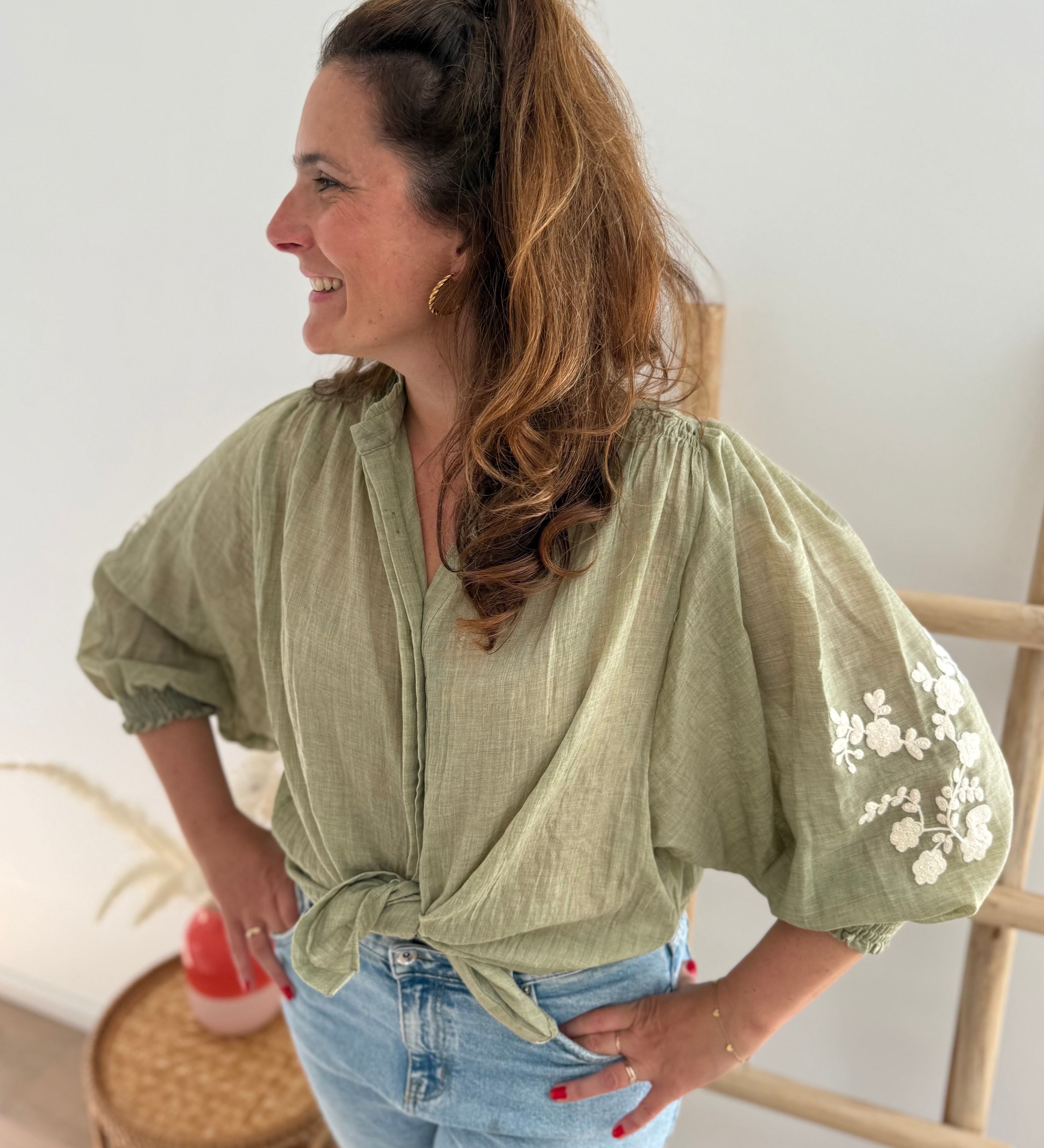 Leichte locker sitzende Baumwollbluse in salbei mit beigen Blumenstickereien an den Ärmeln.