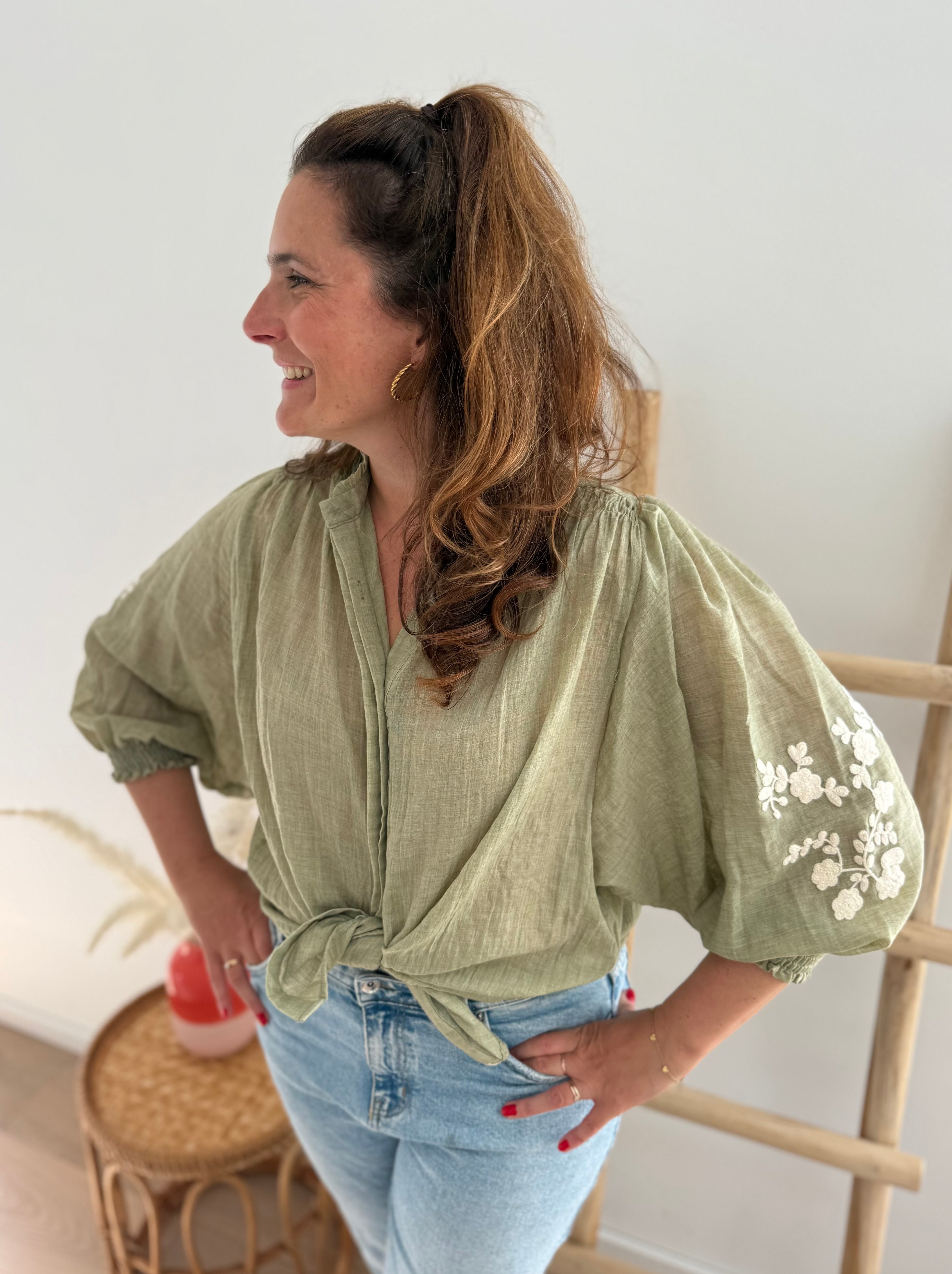 Leichte locker sitzende Baumwollbluse in salbei mit beigen Blumenstickereien an den Ärmeln.