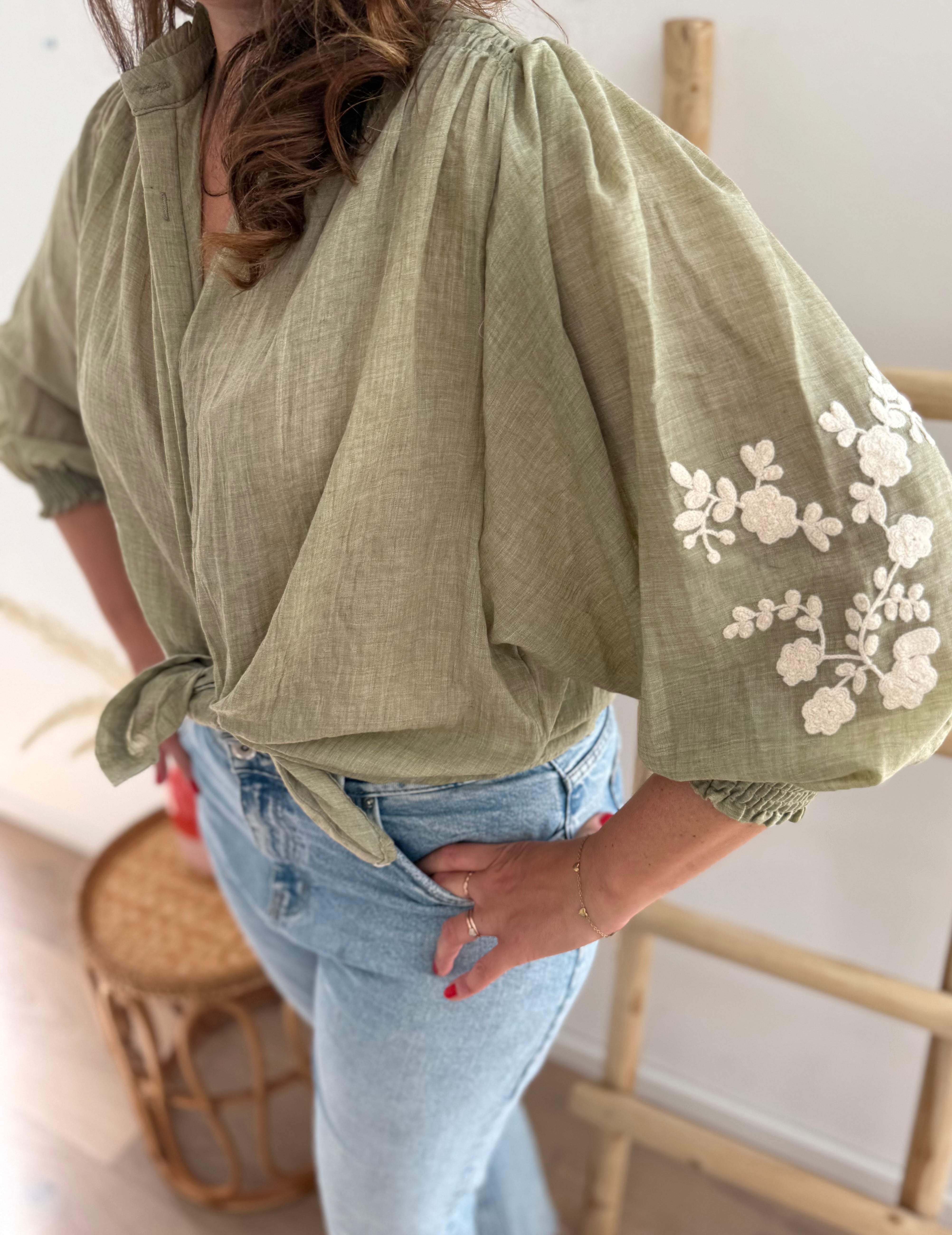 Leichte locker sitzende Baumwollbluse in salbei mit beigen Blumenstickereien an den Ärmeln.