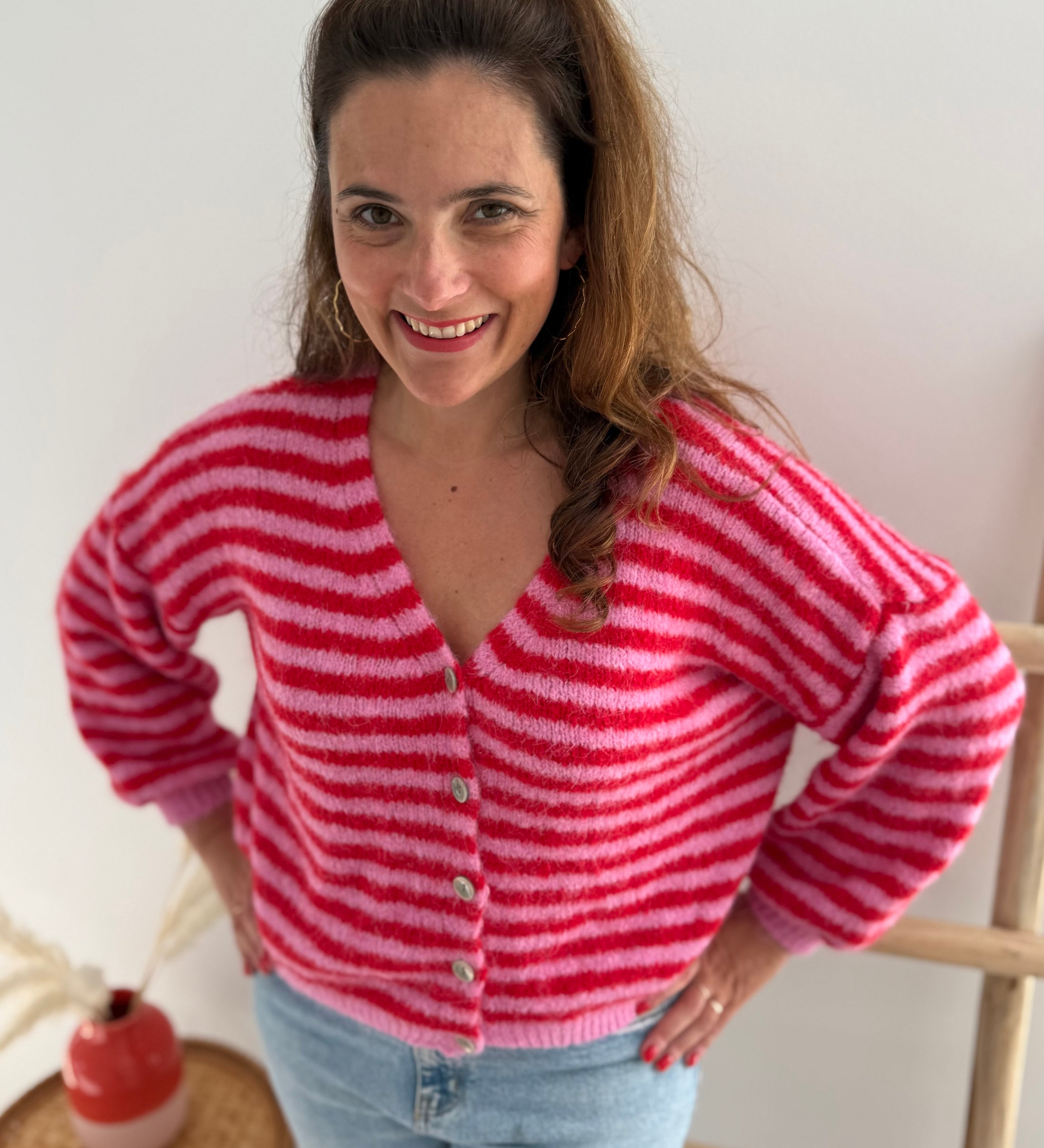 Strickjacke mit V Auschnitt und Knopfleiste in rosa rot gestreift.